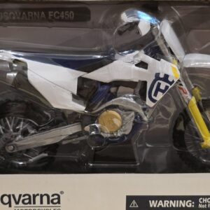 Modellino da collezione della motocicletta Husqvarna FC 450 in scala 1:12, realizzato in materiale die-cast (metallo pressofuso) con parti in plastica dall'azienda NewRay.